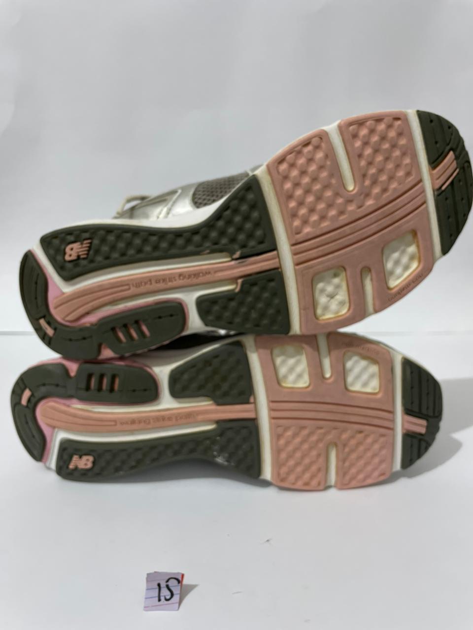 NEW BALANCE GREY  RUNNING SHOES