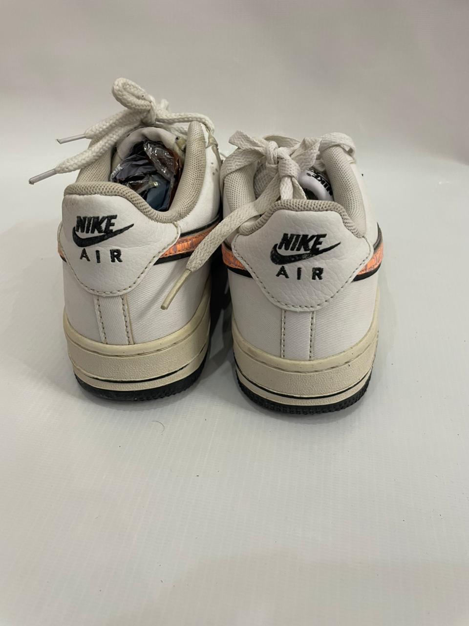 NIKE WHITE SNEAKER