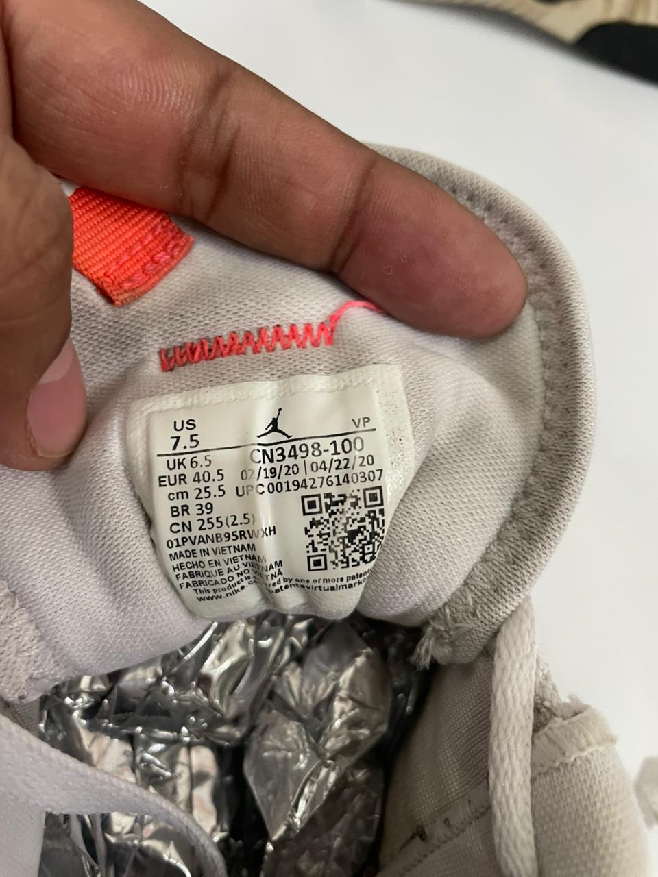 JORDAN GREY-WHITE SNEAKER